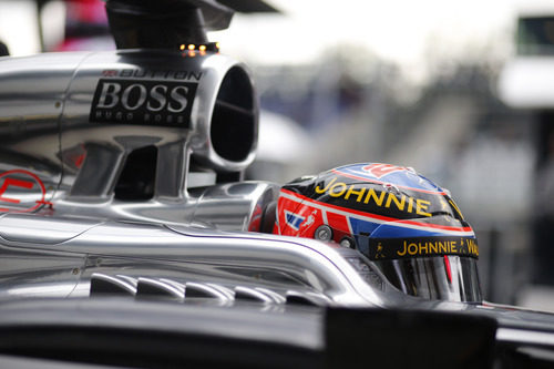 Jenson Button sale de boxes con el monoplaza