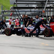 Daniil Kvyat volviendo al garaje tras la sesión