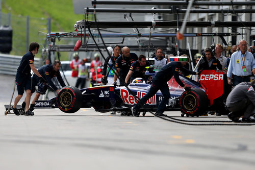 Daniil Kvyat volviendo al garaje tras la sesión