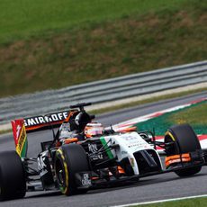 Nico Hülkenberg trazando una curva del circuito austriaco