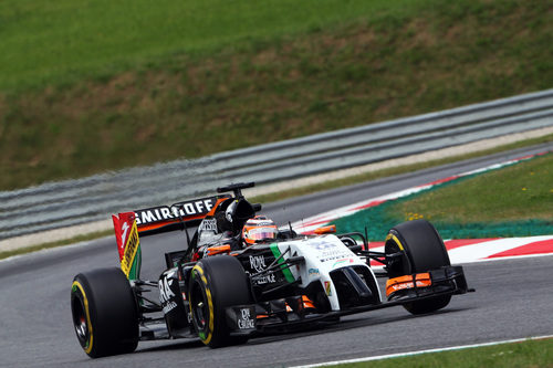 Nico Hülkenberg trazando una curva del circuito austriaco