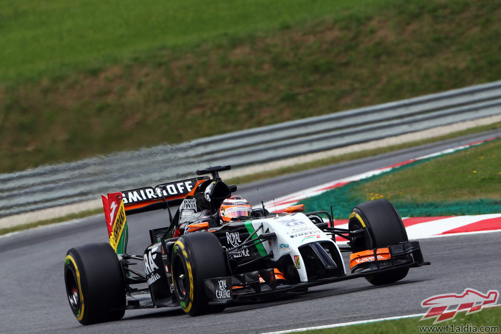 Nico Hülkenberg trazando una curva del circuito austriaco