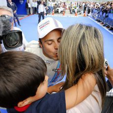 Felipe Massa celebra la pole con su mujer