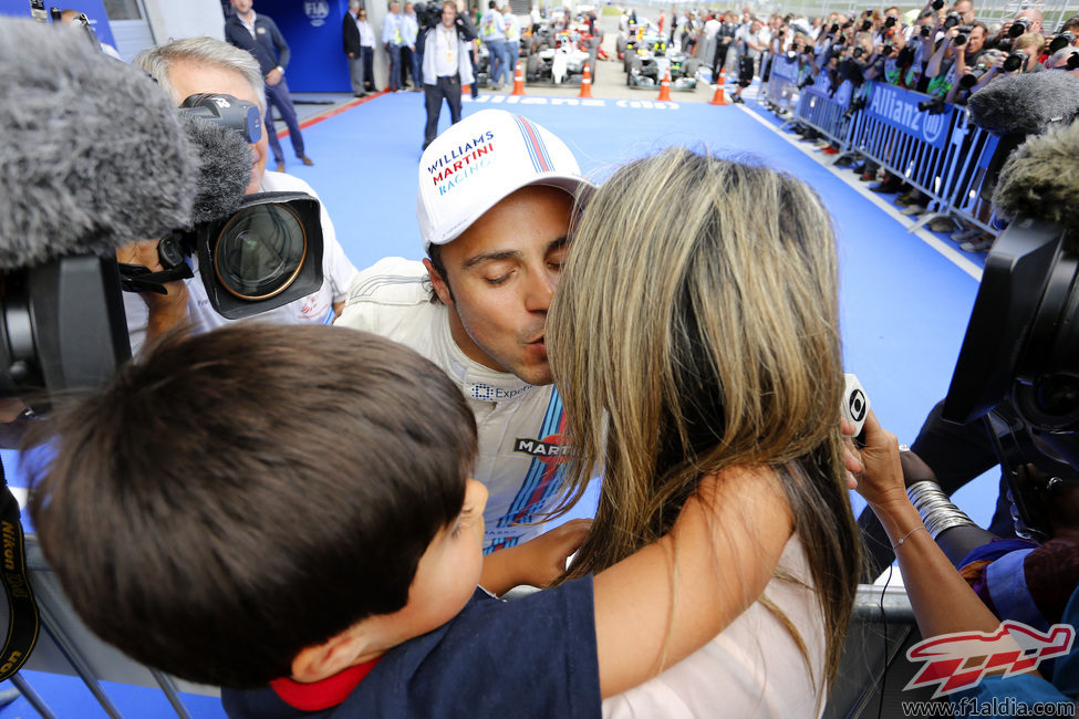 Felipe Massa celebra la pole con su mujer