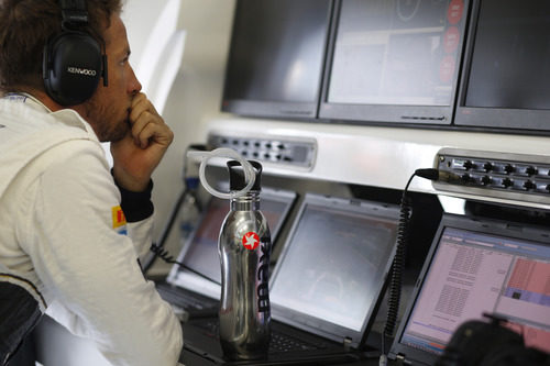 Jenson Button en el garaje durante la tercera sesión de entrenamientos libres