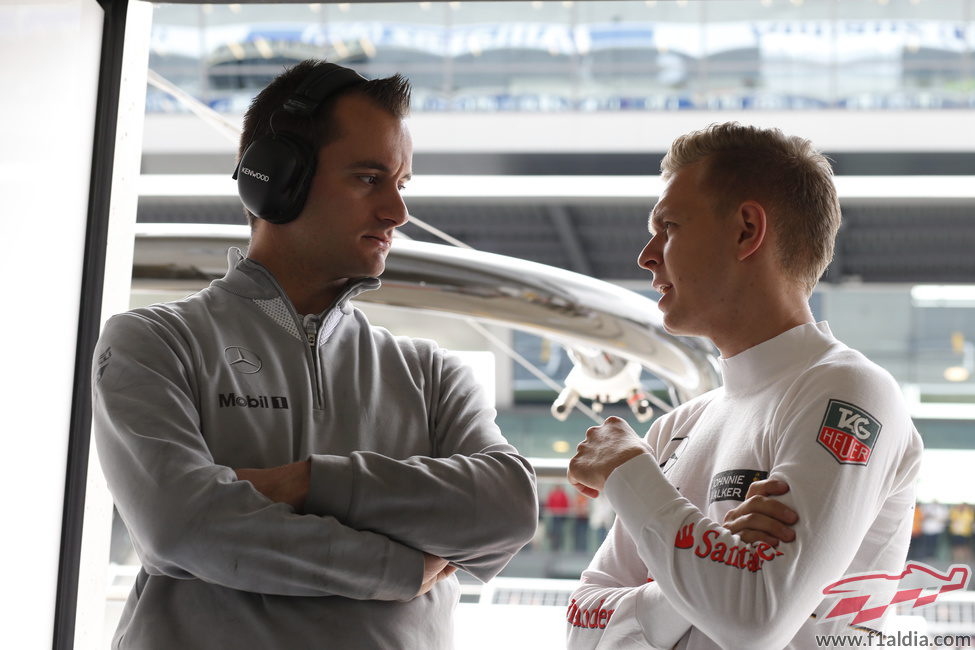 Kevin Magnussen hablando con un ingeniero en el garaje