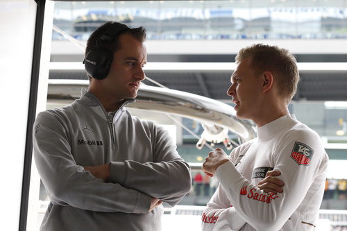 Kevin Magnussen hablando con un ingeniero en el garaje