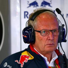 Helmut Marko con cara de preocupación en el garaje de Red Bull