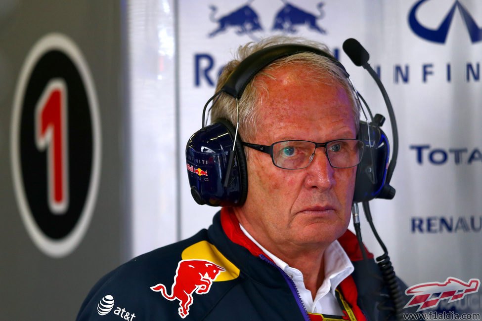 Helmut Marko con cara de preocupación en el garaje de Red Bull
