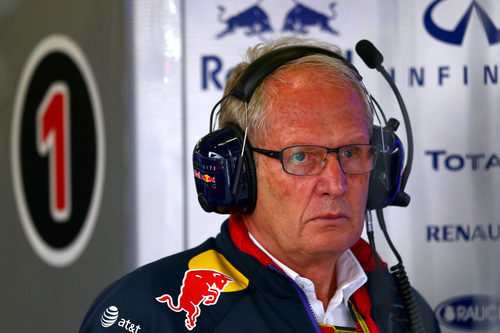 Helmut Marko con cara de preocupación en el garaje de Red Bull