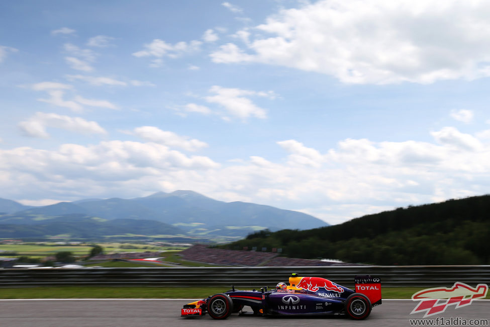 Daniel Ricciardo exprimiendo el coche para lograr un buen resultado