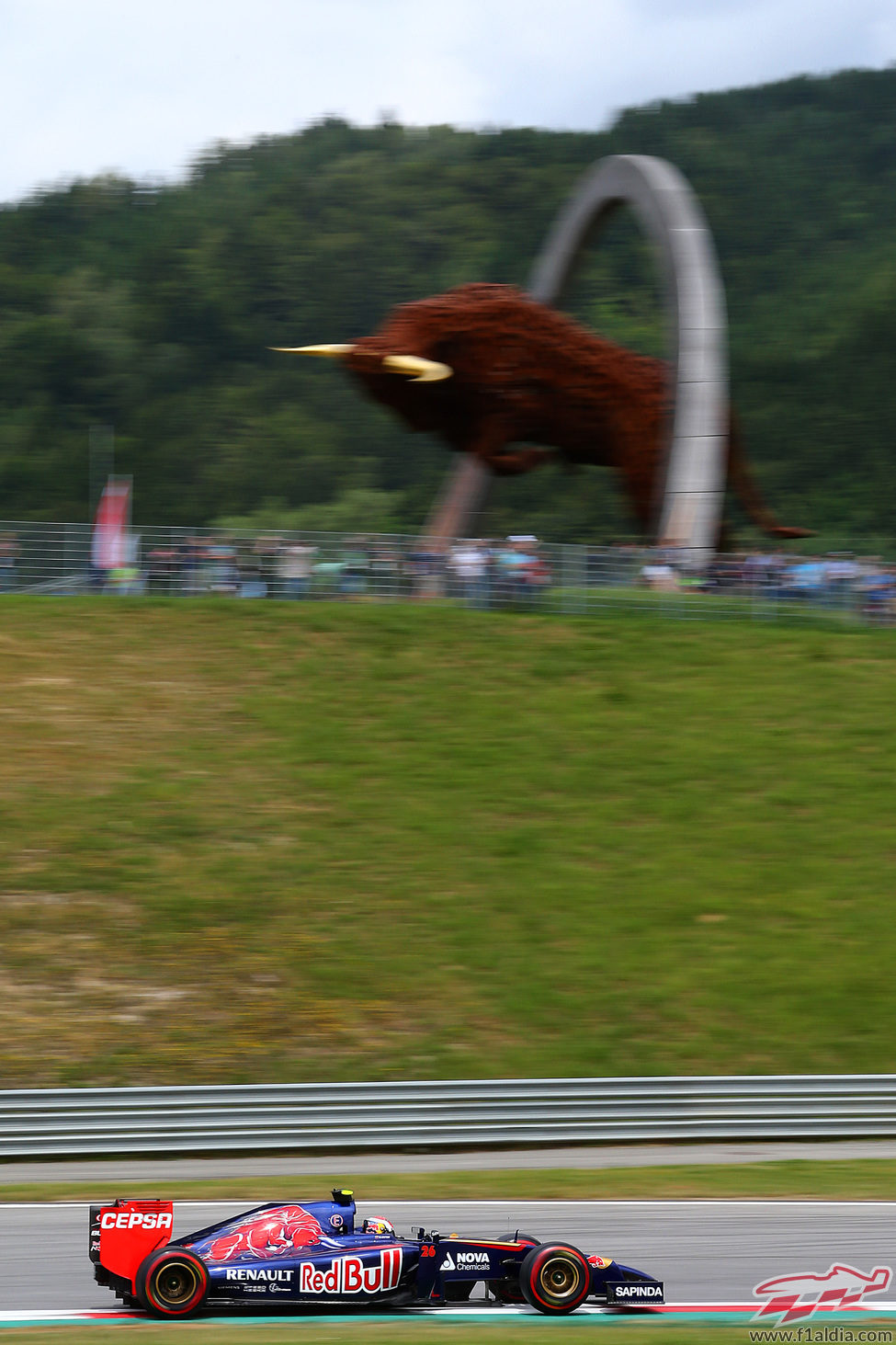 Daniil Kvyat consigue entrar en la Q3 en el circuito de casa de su equipo