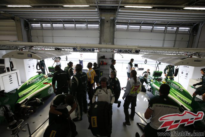 Ambos Caterham en el garaje a punto de salir