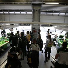 Ambos Caterham en el garaje a punto de salir