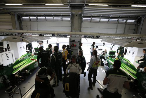 Ambos Caterham en el garaje a punto de salir