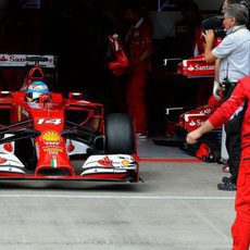 Fernando Alonso sale de boxes en Austria