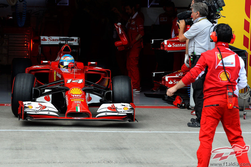 Fernando Alonso sale de boxes en Austria