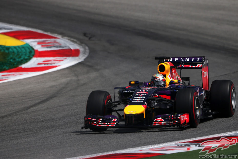 Sebastian Vettel rueda en los entrenamientos libres