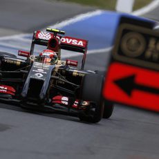 Entrada en boxes de Pastor Maldonado