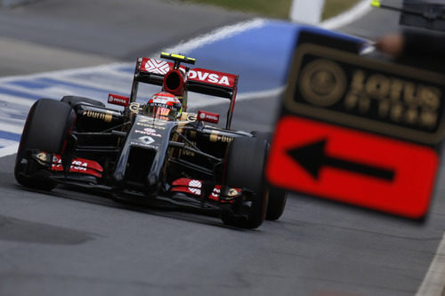 Entrada en boxes de Pastor Maldonado