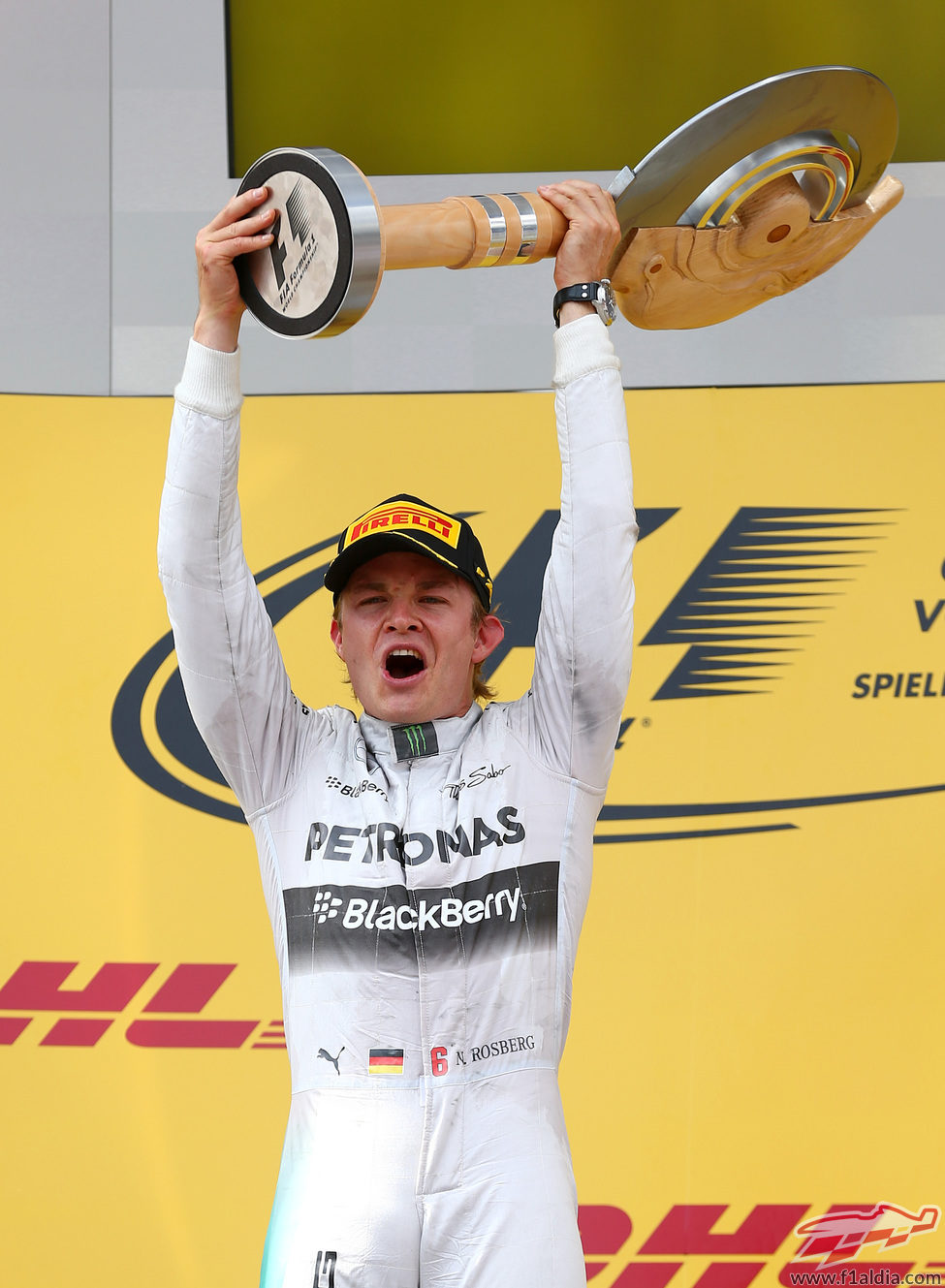 Nico Rosberg levanta el trofeo de ganador