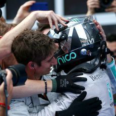 Nico Rosberg abraza a su equipo en Austria