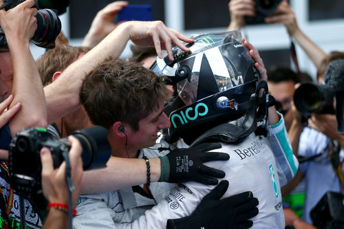 Nico Rosberg abraza a su equipo en Austria