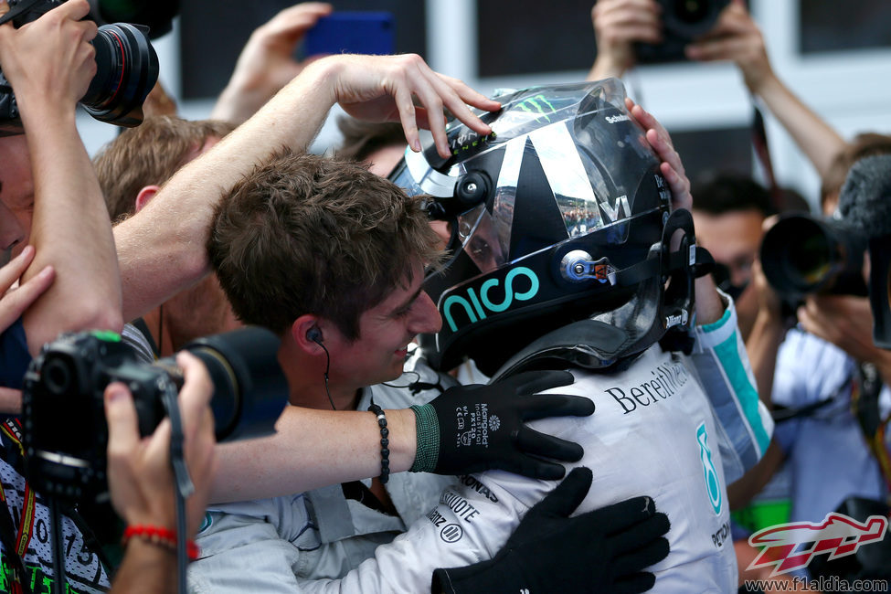Nico Rosberg abraza a su equipo en Austria