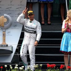 Lewis Hamilton saluda desde el podio de Austria
