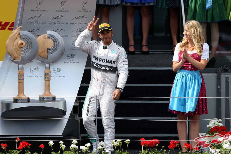 Lewis Hamilton saluda desde el podio de Austria