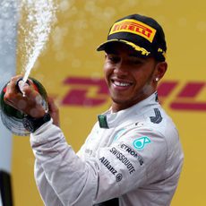 Un sonriente Lewis Hamilton celebra la segunda plaza