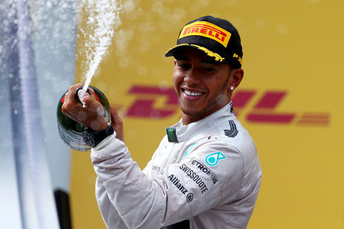 Un sonriente Lewis Hamilton celebra la segunda plaza