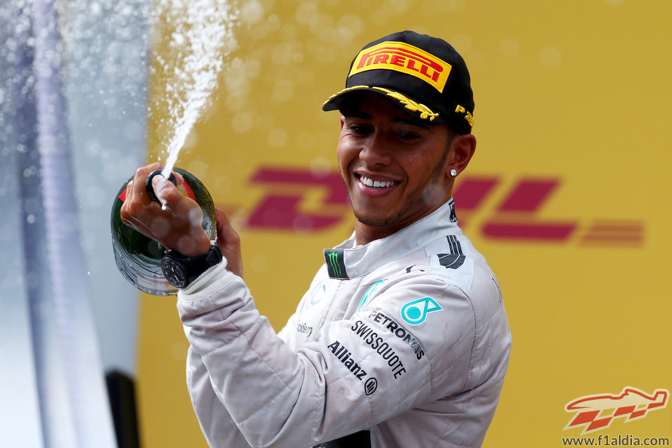 Un sonriente Lewis Hamilton celebra la segunda plaza