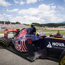 Daniil Kvyat abandona por un fallo en un neumático