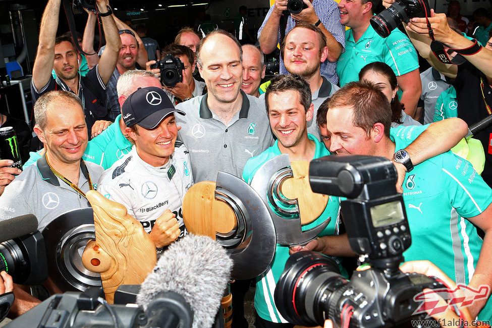 Nico Rosberg capta la atención de las cámaras