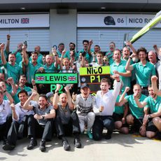El equipo Mercedes celebra un nuevo doblete en Austria
