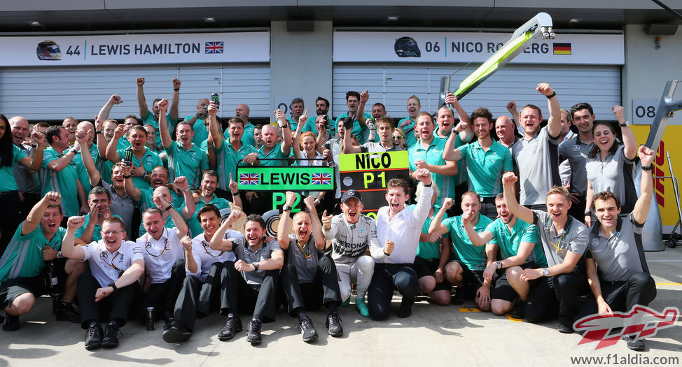 El equipo Mercedes celebra un nuevo doblete en Austria