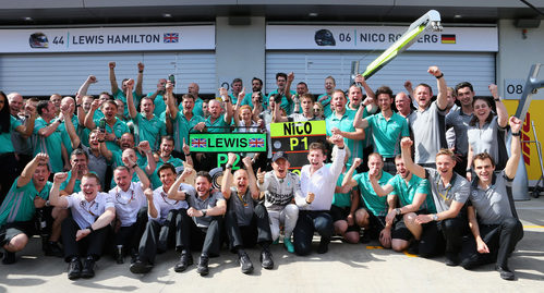 El equipo Mercedes celebra un nuevo doblete en Austria