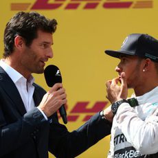 Mark Webber pregunta a Lewis Hamilton sobre la carrera