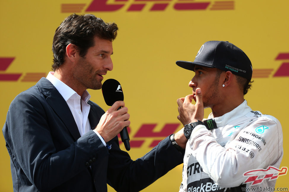 Mark Webber pregunta a Lewis Hamilton sobre la carrera