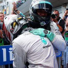 Hamilton y Rosberg se abrazan tras la carrera
