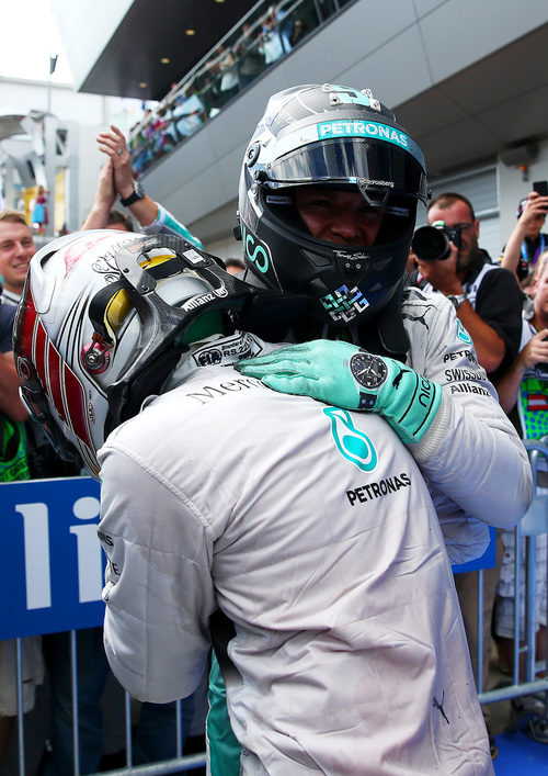 Hamilton y Rosberg se abrazan tras la carrera