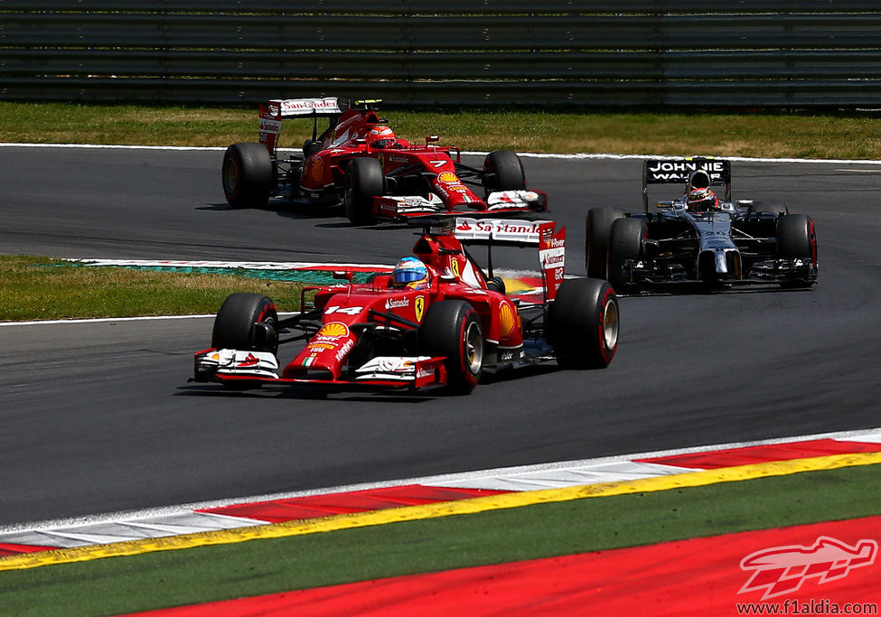 Fernando Alonso rueda por delante de Magnussen y Räikkönen