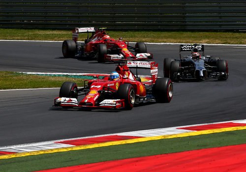 Fernando Alonso rueda por delante de Magnussen y Räikkönen