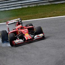 Kimi Räikkönen bloquea neumáticos