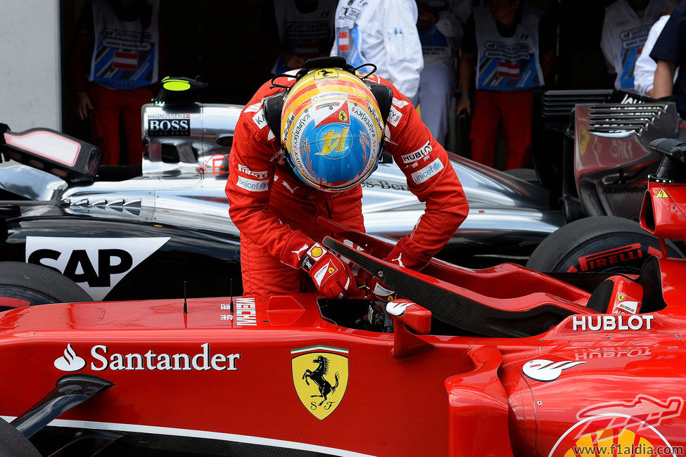 Fernando Alonso se despide del GP de Austria