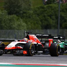 Jules Bianchi aguantando detrás a Kobayashi