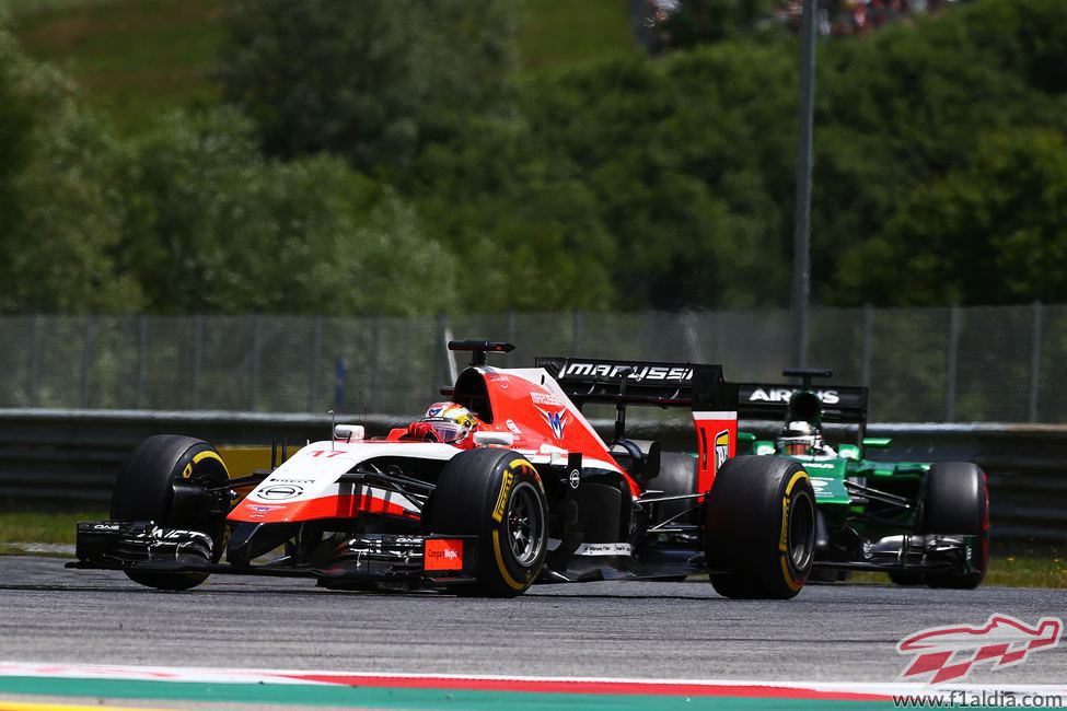 Jules Bianchi aguantando detrás a Kobayashi