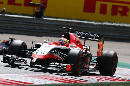 Jules Bianchi subiéndose a los pianos