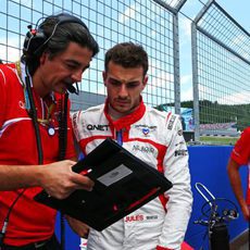 Jules Bianchi repasando la estrategia con su ingeniero